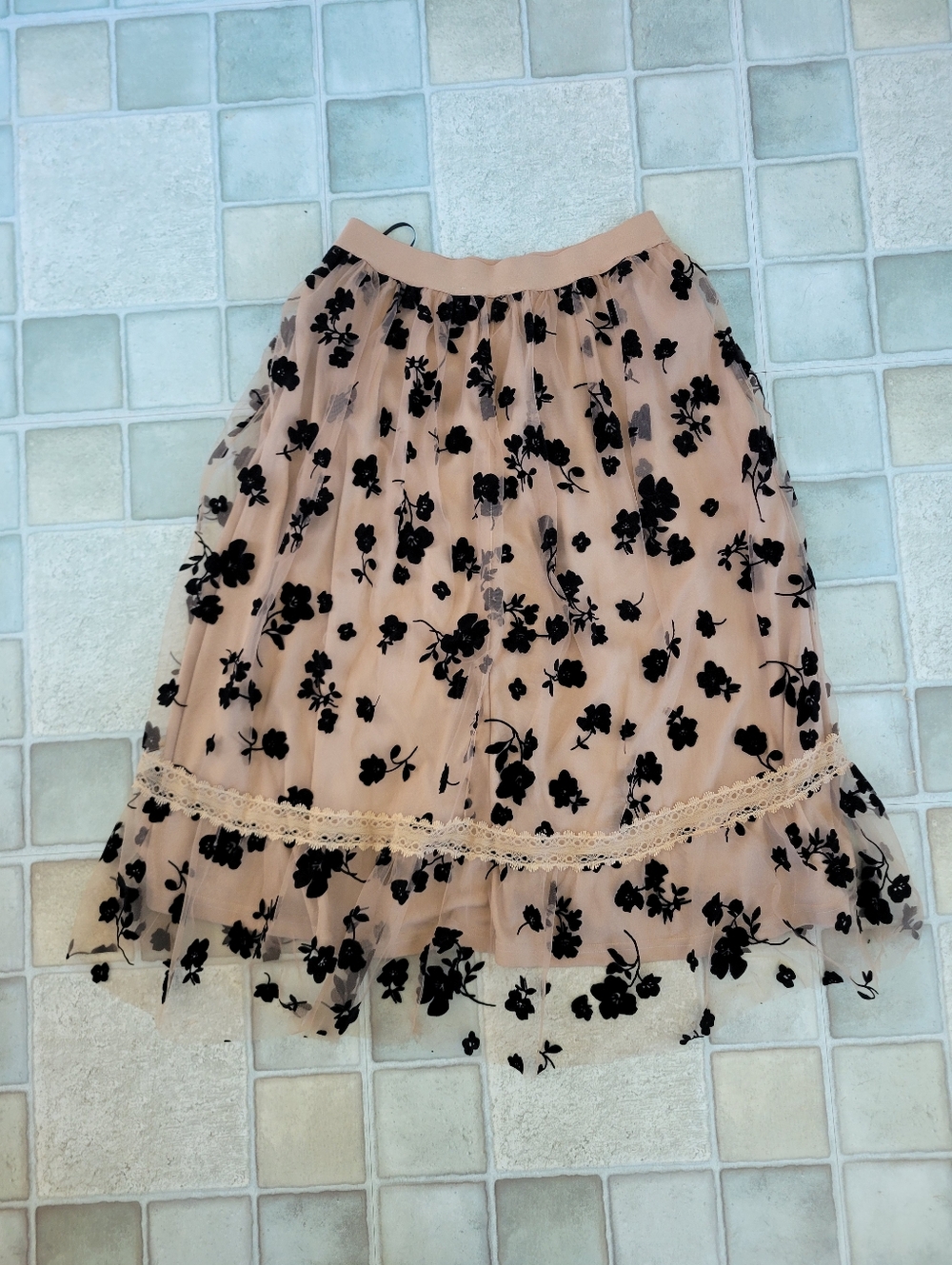 Kate Kasin Floral Tulle Midi Skirt in Beige with Black Appliqué Size Small - Picture 9 of 9